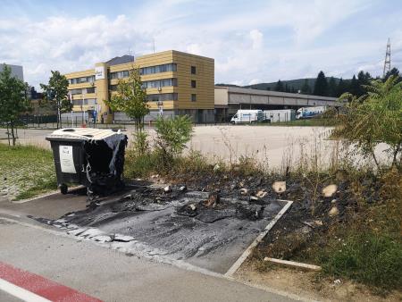 Večkratni požig zabojnikov v centru Ivančne Gorice 3